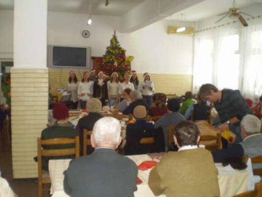 Vârstnicii de la azil, vizitaţi de Moş Niculae şi de Moş Crăciun
